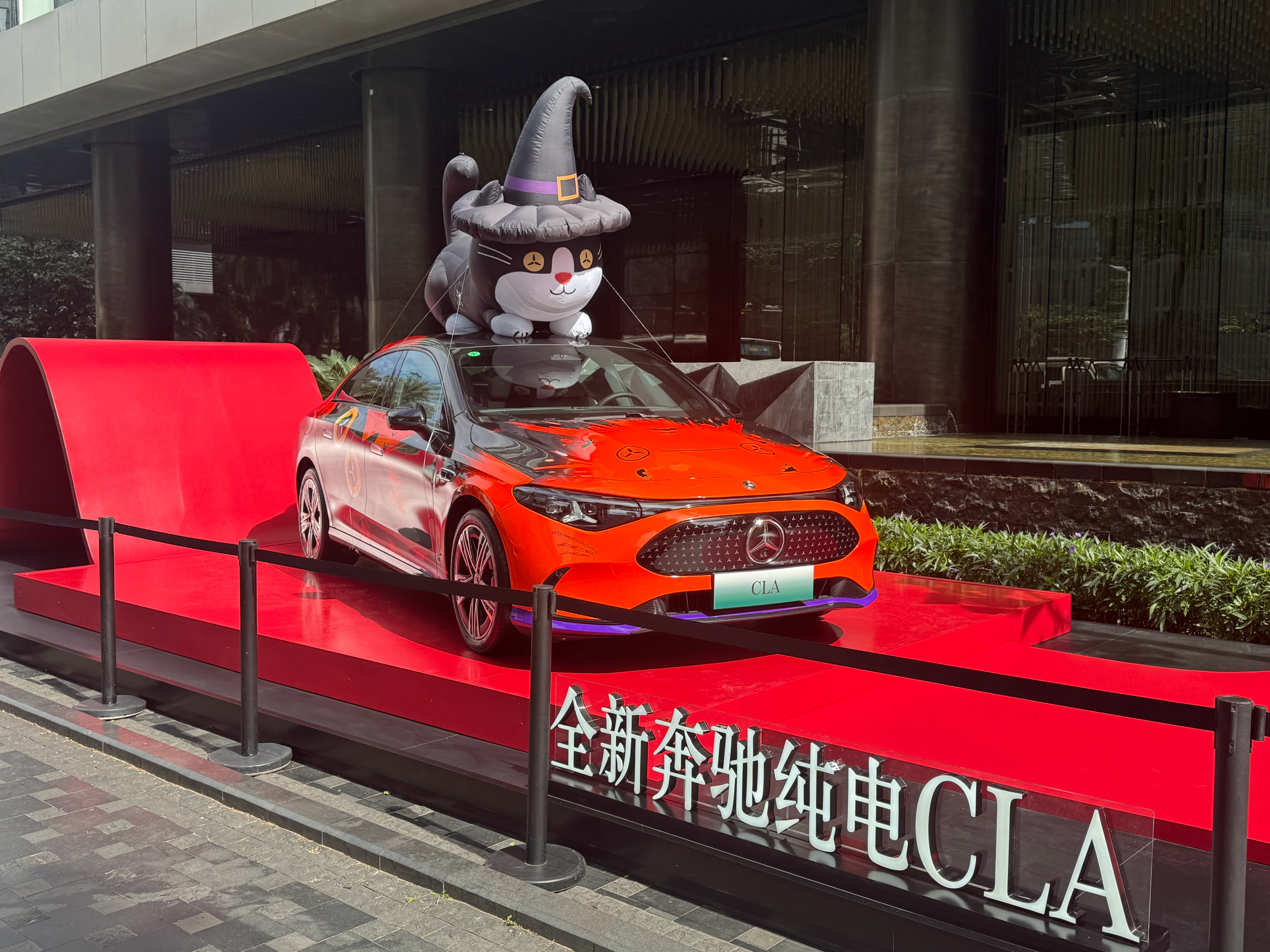 提前来看看奔驰，今年广州车展有大动作，一台非常神秘的车，现在不能多说，后面给大家