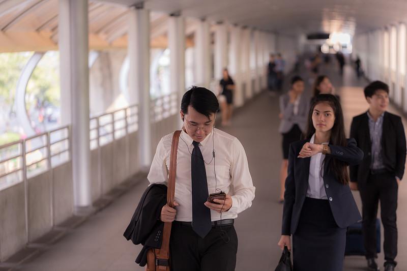 不吃早餐会不会影响健康?
现在很多年轻人、上班族都有一个通病：早上起得晚，直接跳