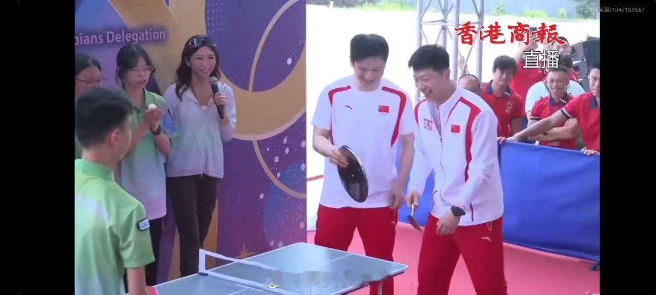 【#马龙樊振东用锅盖锅铲和青少年对打#】#马龙樊振东在超小球台上作示范# 8月3