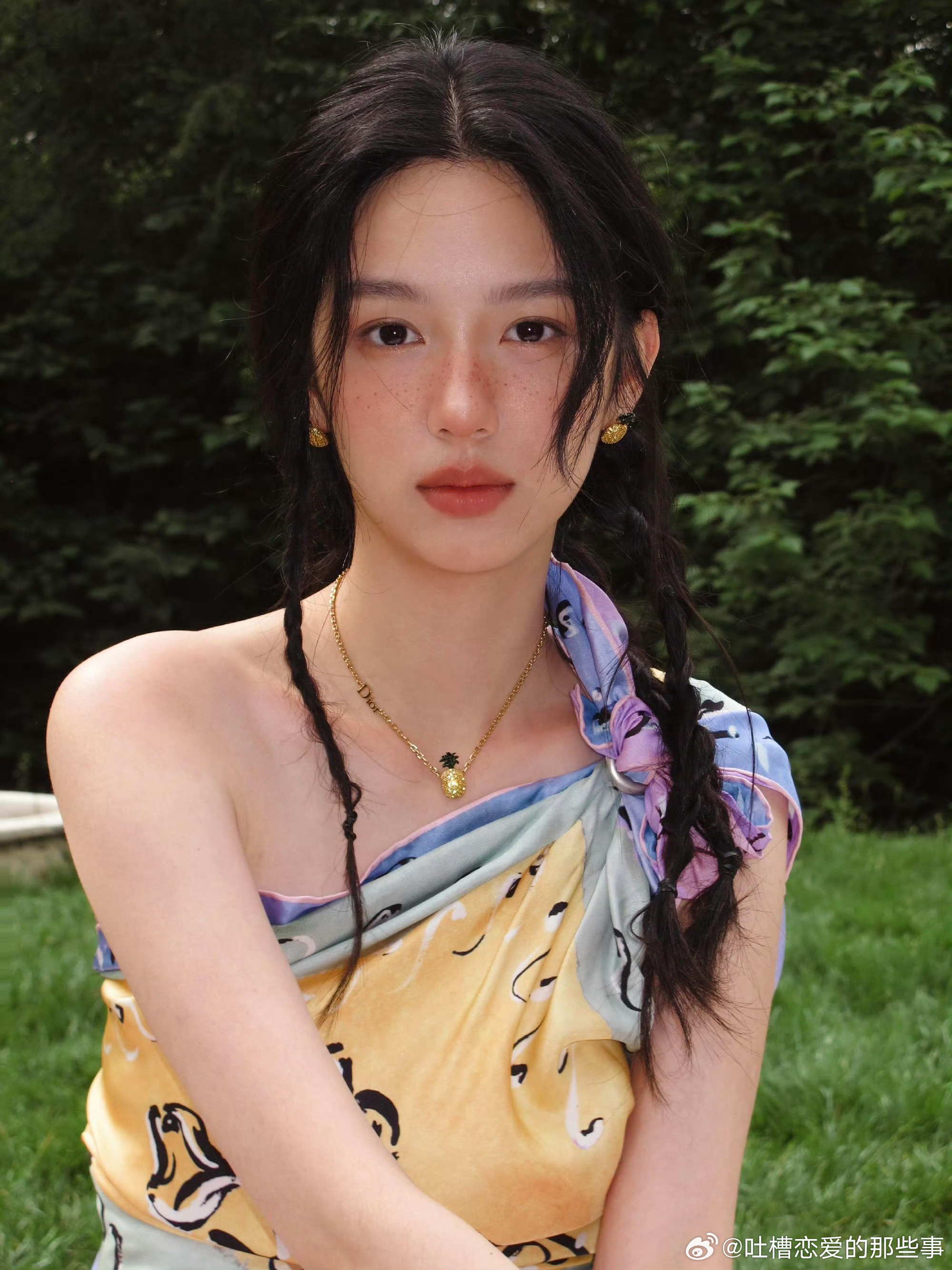 周也溢出屏幕的野生感山野清风撞进眉眼，雀斑缀满夏日氛围感，错落麻花辫随性散落，周