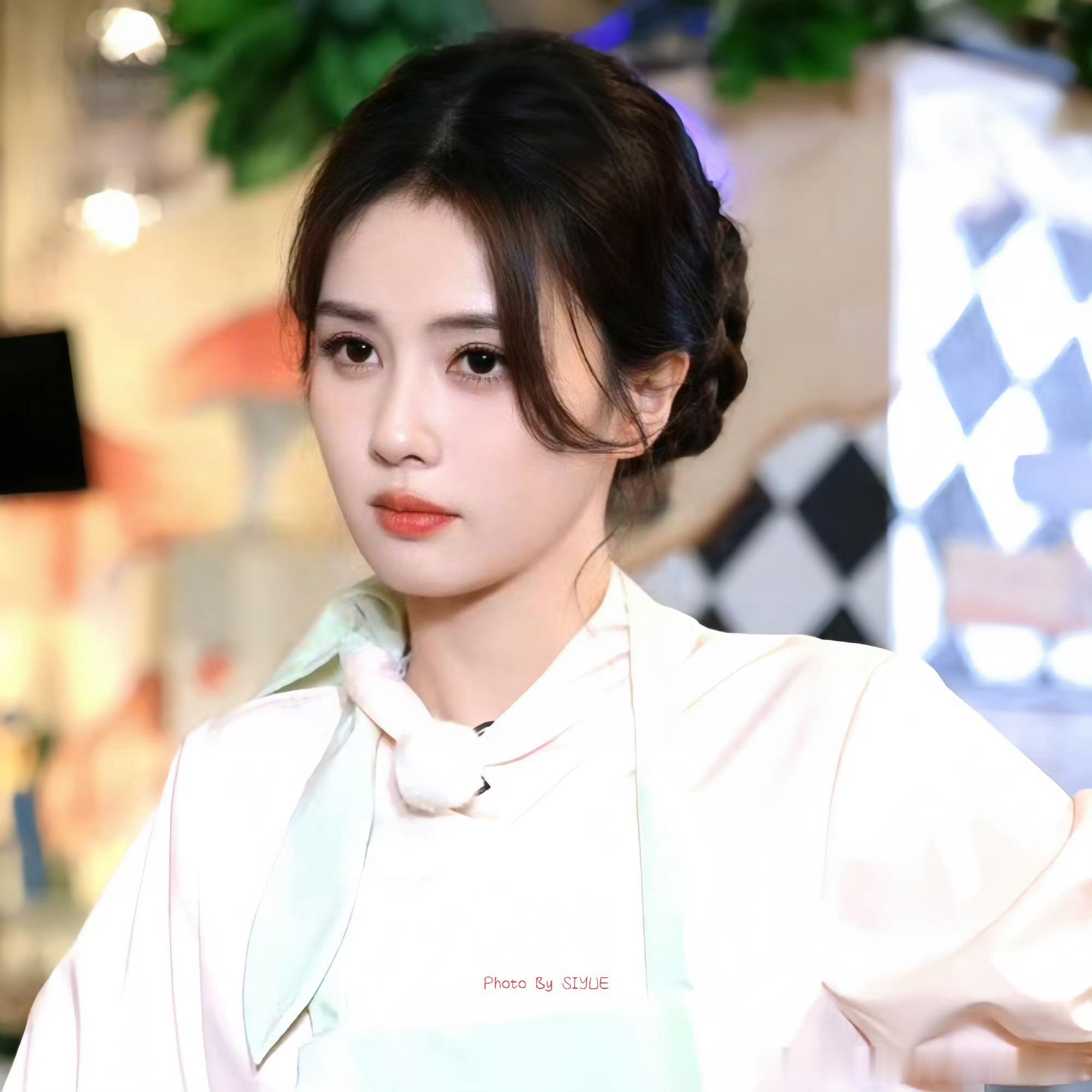 白鹿孟子义说今天穿长裤太开心了白鹿孟子义说穿长裤太开心了 跑男直播一开场就吵得热