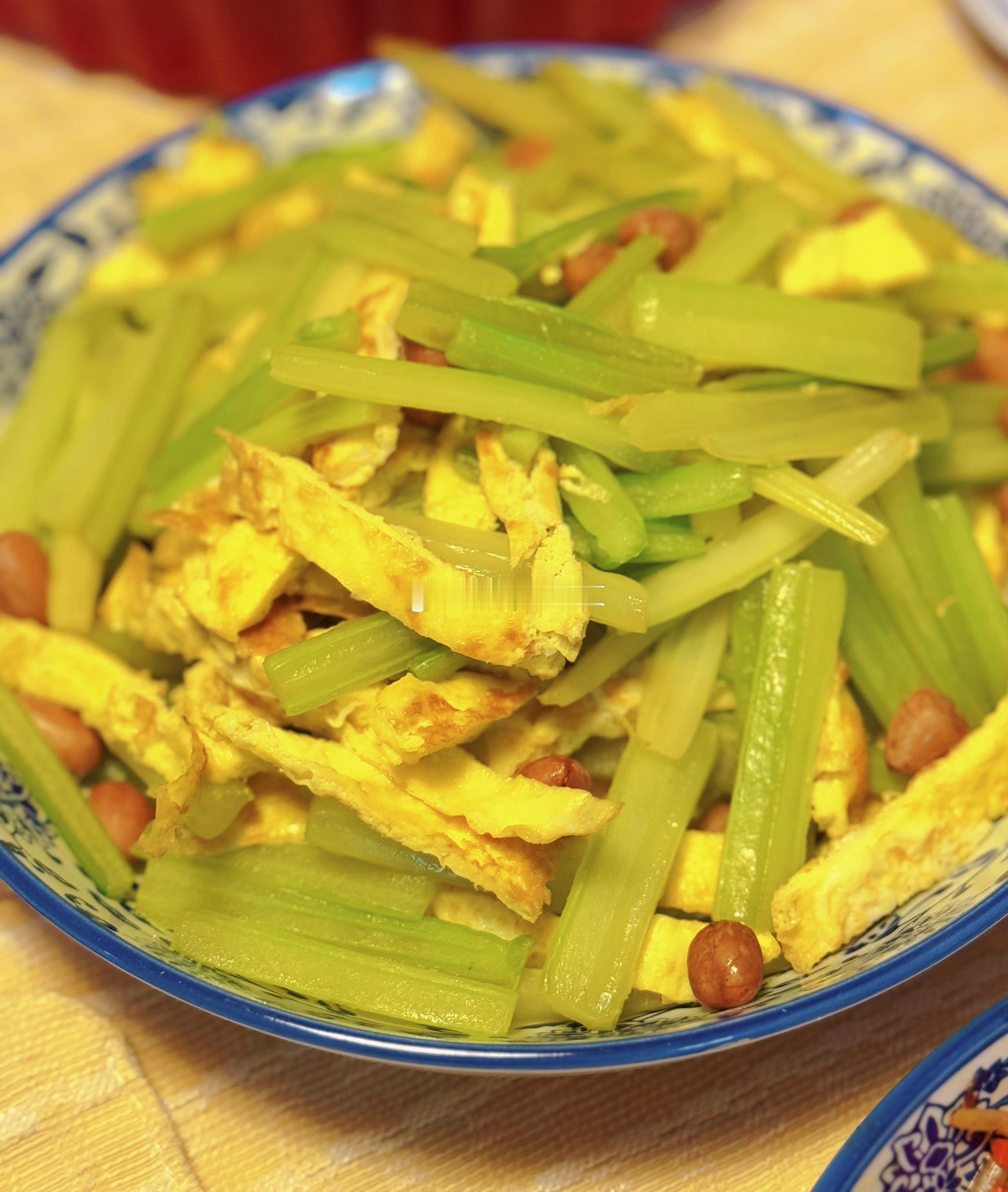 认真践行吃好三餐：凉拌的芹菜鸡蛋花生米；春天多吃芽苗，今天吃豆芽胡萝卜炒肉丝；蚝