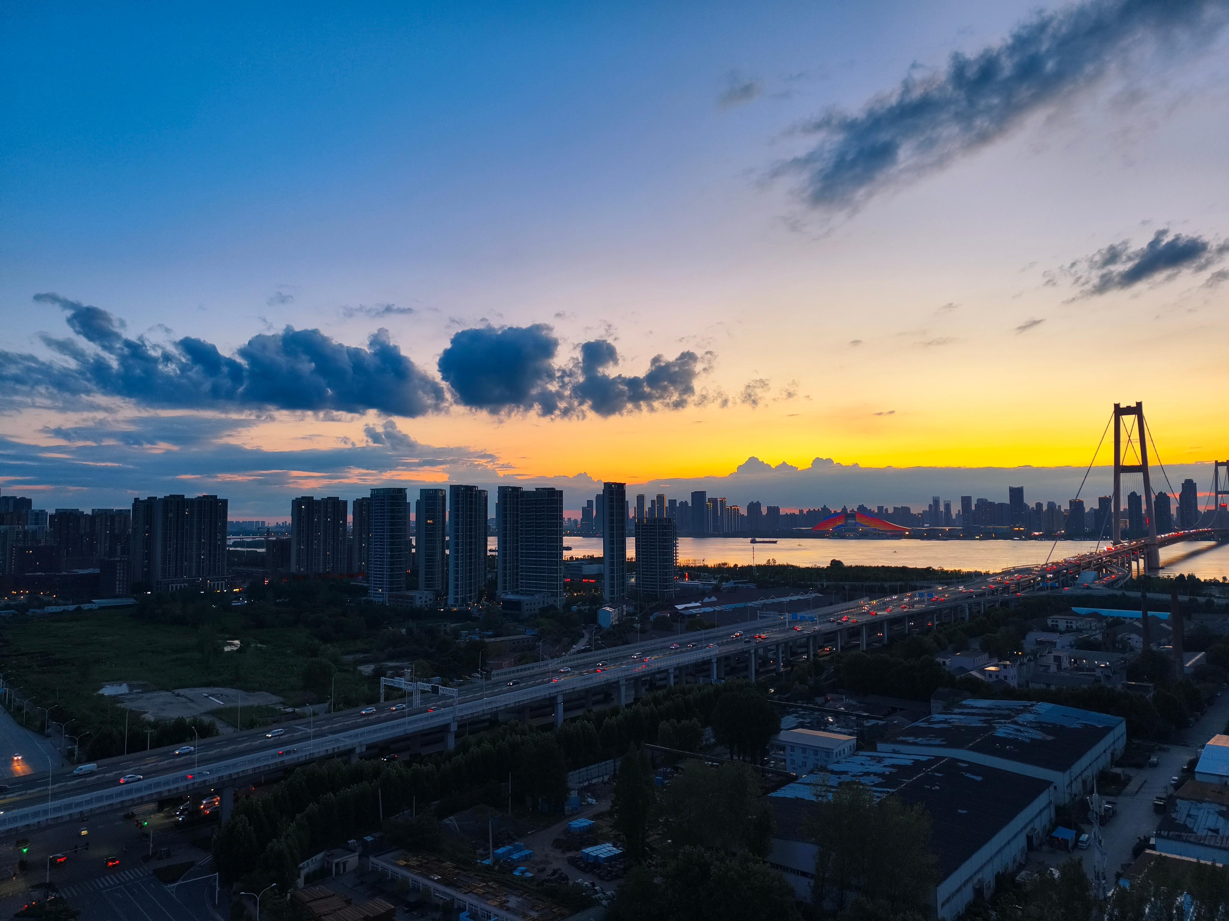 歇歇眼睛今天的云也是好看的，武汉每天不一样。我这层楼道里今年过年的时候，不知道谁