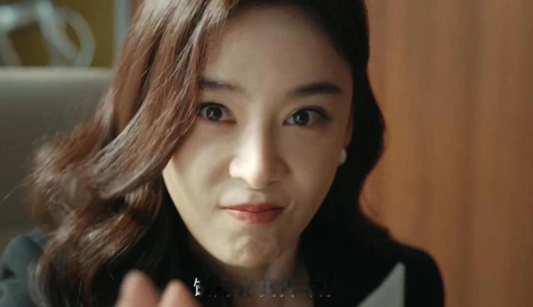 追完《她的盛焰》首播，我直接又上头又无语。
 
这部悬疑复仇剧刚开播就爆火，平台