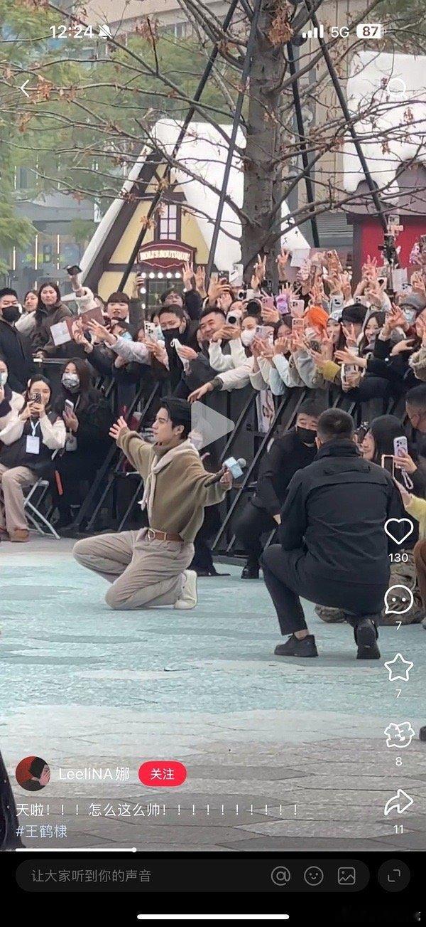 王鹤棣线下人气又一次证明工作日上午，全是来看河堤的，即使提前一小时开始，都挤不进