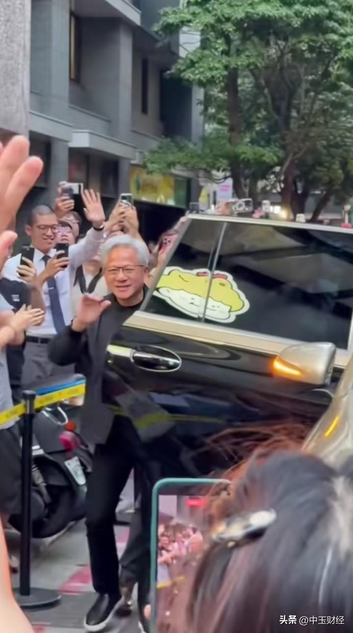 刚才看了几个视频，有的说全球第一芯片公司老板黄仁勋的座驾是迈巴赫，也有的说是特斯
