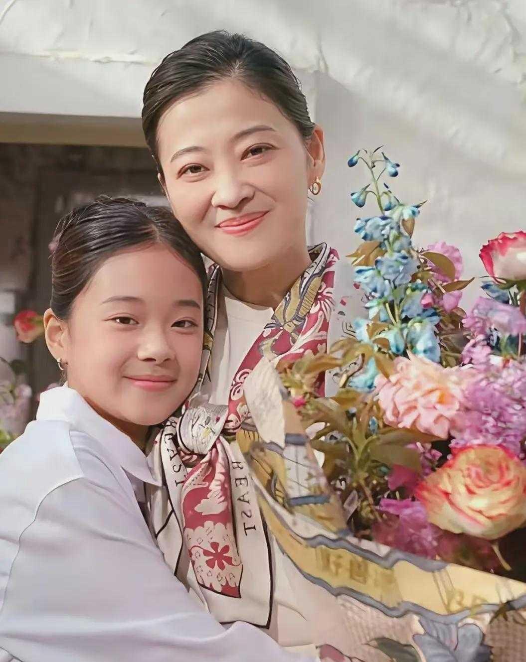12岁星二代提名百花奖，梅婷女儿资源争议引爆全网
12岁曾慕梅凭《好东西》提名百