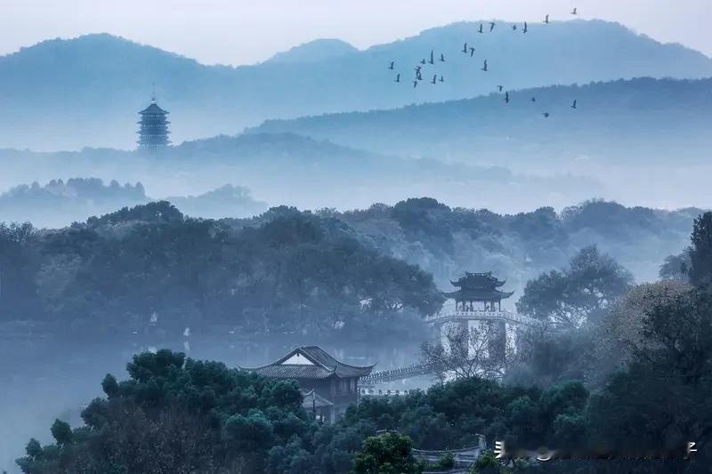 对对联讲究对仗工整、意境相符。看到“一山残草满目秋”，我脑海里先浮现出画面：一座