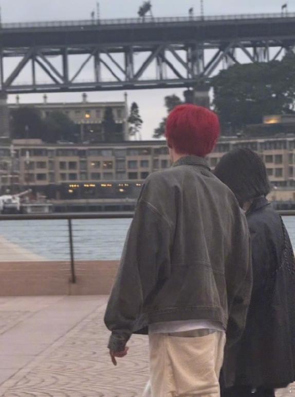 网友悉尼街头偶遇李荣浩杨丞琳散步。 