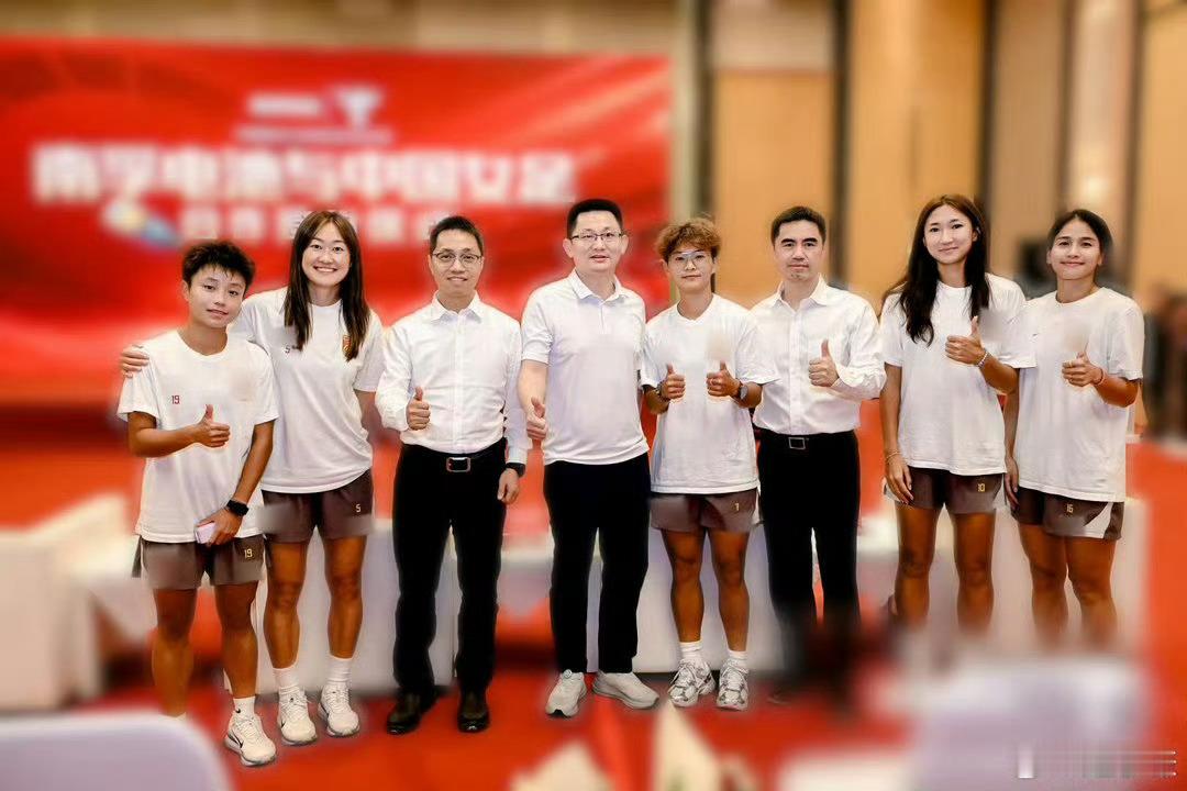 见识到中国女足的厉害了女足姑娘们在赛场全力冲刺，沉着应战，每一次攻防都拼尽全力。