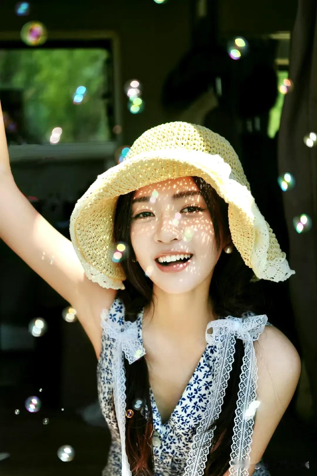 梁洁真不愧是夏日氧气少女！她不是那种咄咄逼人的大美女，属于越看越美的“氧气甜妹”