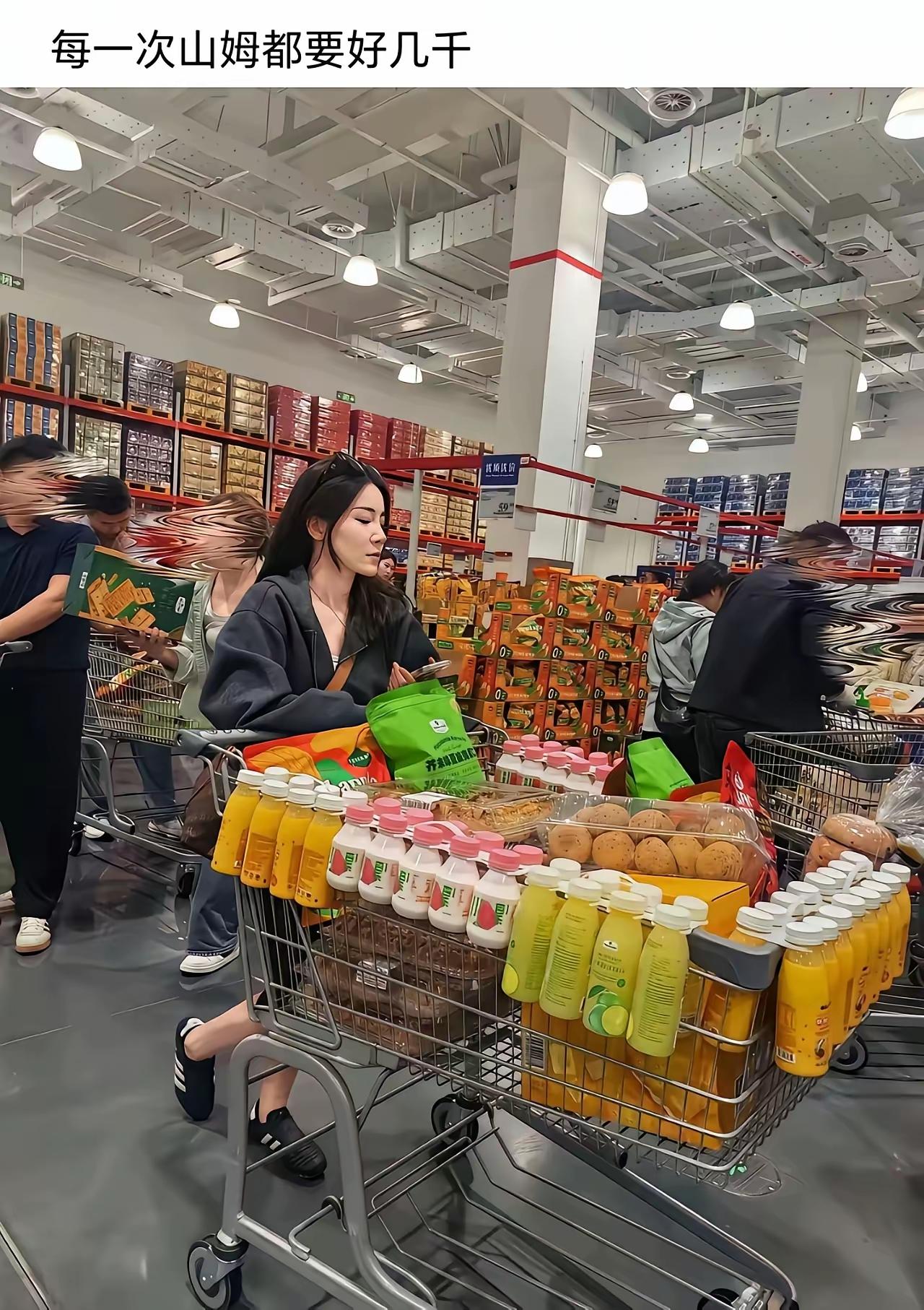 山姆就四种人
第一种普通家庭一个月去一次。买的不多精挑细选。
第二种。县城代购。