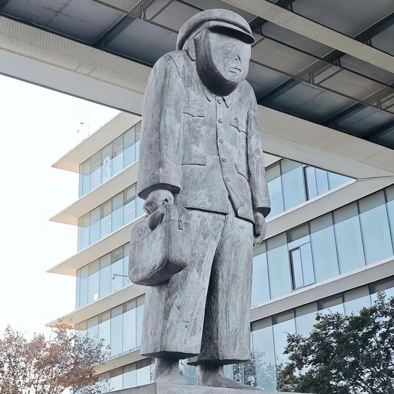 这座雕像据说是在表达一种精神！你能看出来表达的是什么精神吗？或者说，就这样的造型