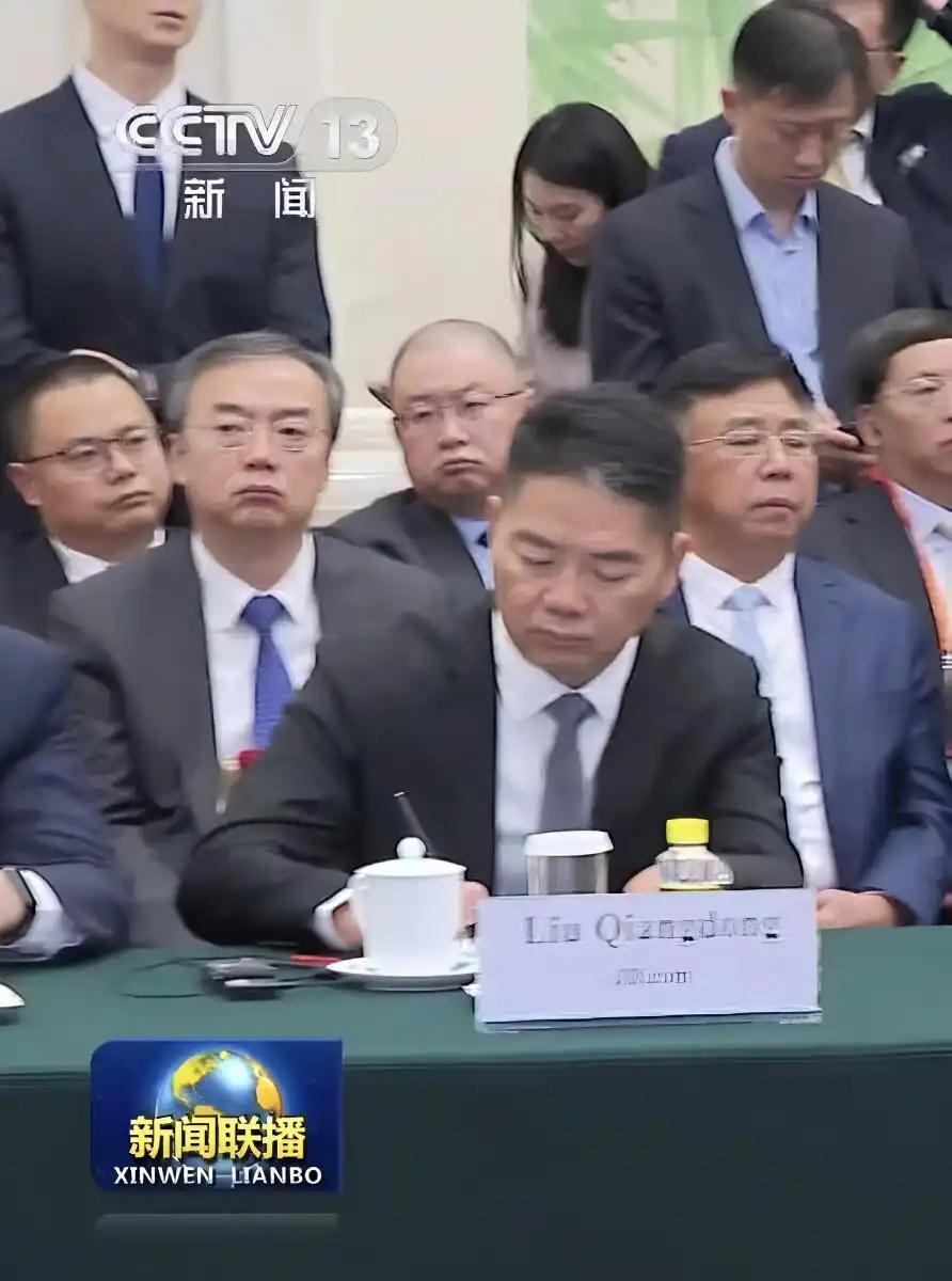 刘强东再度登上新闻联播，这是得到了盖章肯定，与香港的李嘉诚形成鲜明对比，这恰恰印
