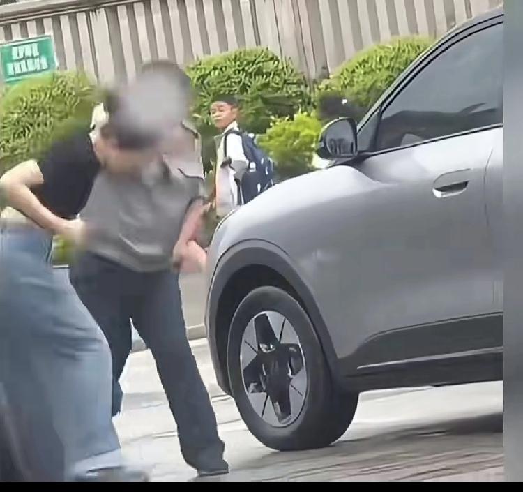 扇女车主保安事件的完整视频曝光了。此前，这名保安大力关闭车门，还推搡女车主，甚至