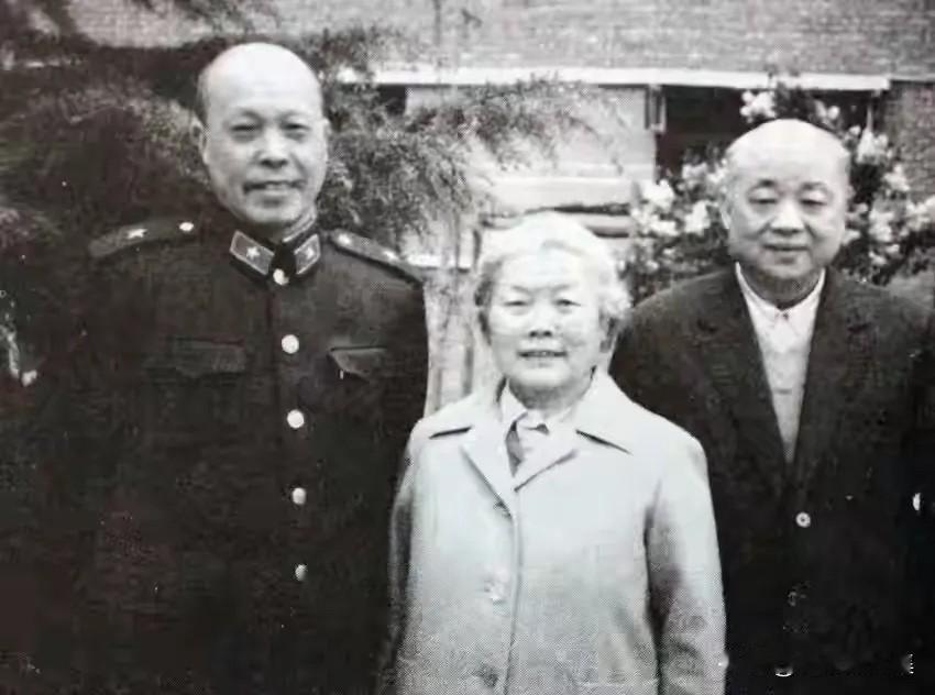 1988年，原武汉市委书记谢兹群（右一）和谢有法将军（左一），贺伟（中）夫妇的合