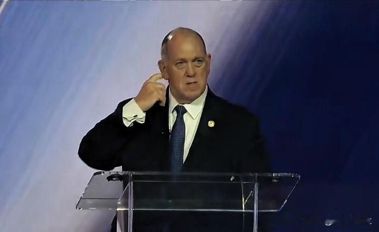 边境沙皇汤姆·霍曼在Turning Point USA集会上发表讲话，盛赞特朗普