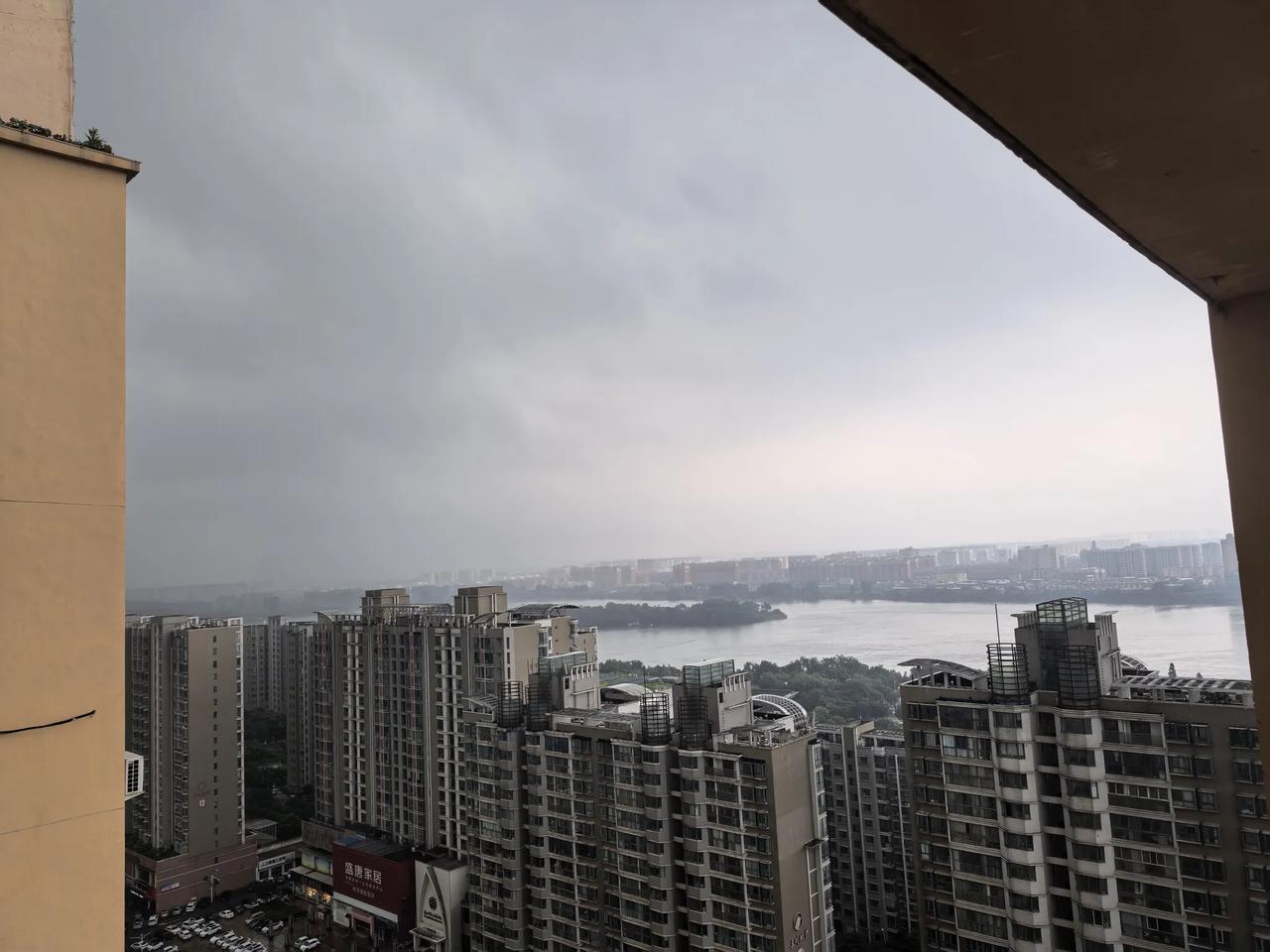 盼了那么久，终于盼到一场透雨即将降临。
我们南阳连续持续高温。
庄稼都快旱死了。
