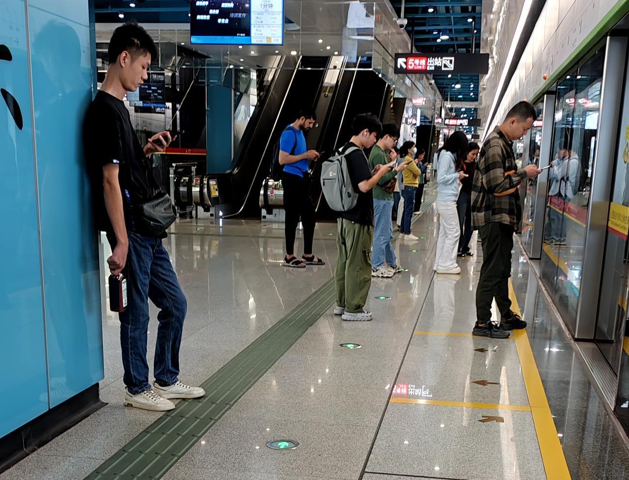 今天拍的照片，广州地铁黄埔区大沙东里面中外高人，其实可能是远近问题，老外的身高不