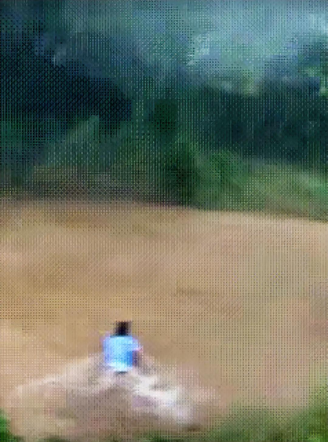 洪水无情警有情！西双版纳移民管理警察纵身激流勇救落水群众
 
云南西双版纳，两位