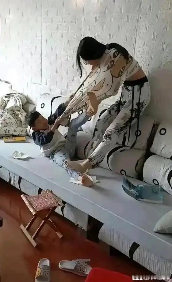 这姐弟俩上辈子是冤家，每天都得打一仗！