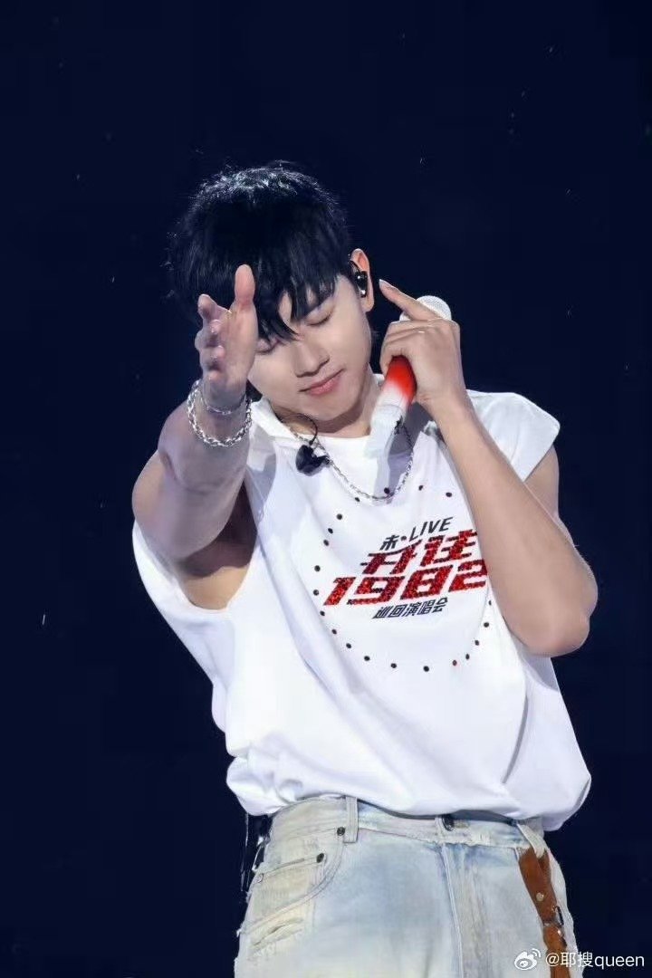 张杰鸟巢表演区一万平 张杰的鸟巢关键帧张杰未 LIVE 巡演鸟巢站，万平舞台覆盖