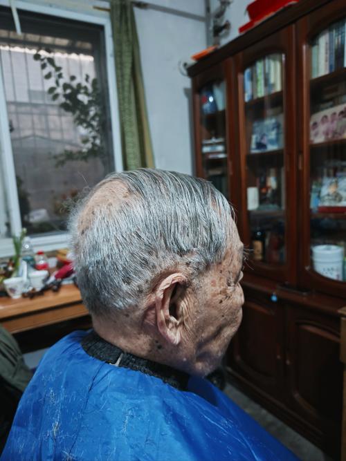 天津大爷花10元剃头变“血腥秀”，女儿气得想讨说法，结果大爷一句“人家也不容易”