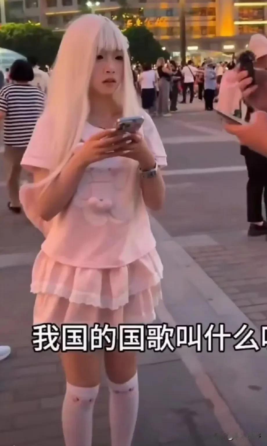 下图是一位中华人民共和国的公民正在接受随机采访，采访者也许是自由职业者，非官方记