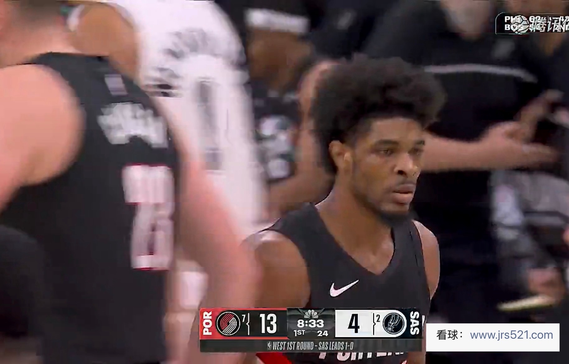 看球了看球了，今天开拓者开局有点猛啊。 