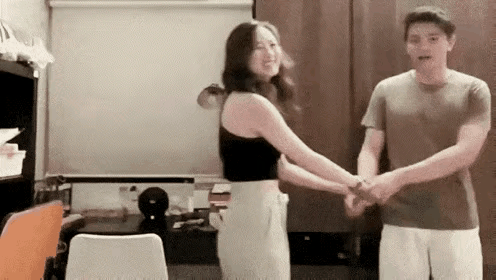 come on baby！嗨起来！
小男生似乎有点拘谨