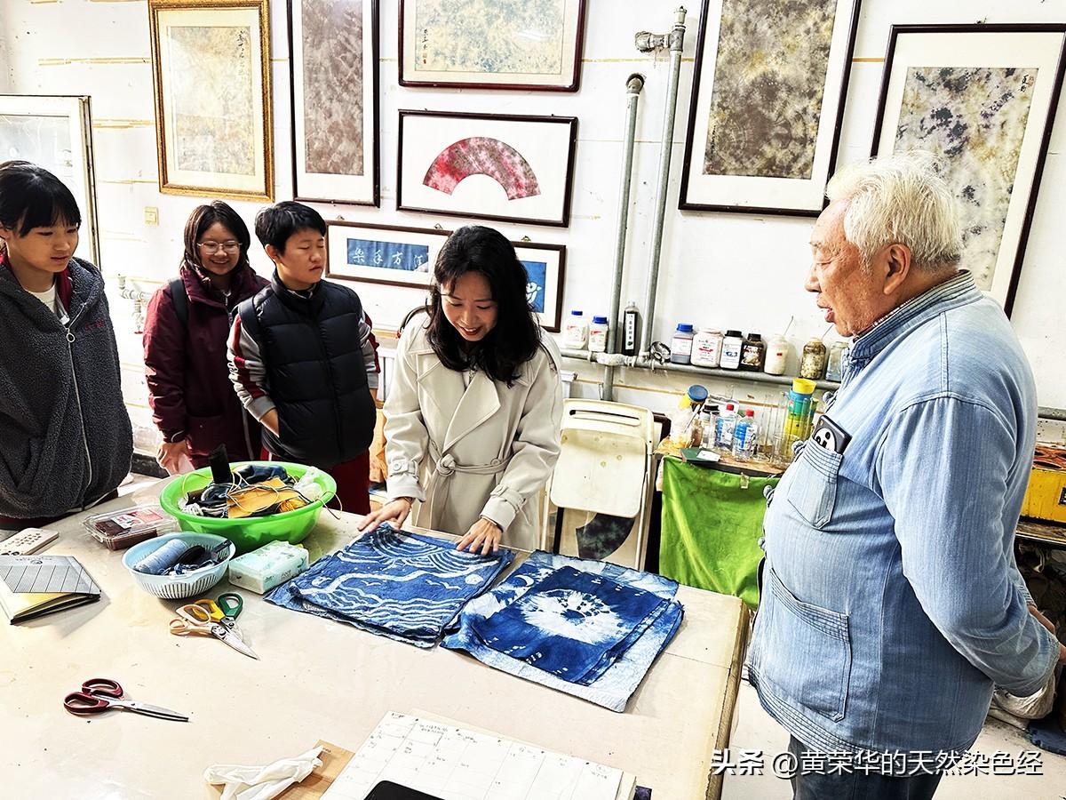 北京中学高中部师生在国染馆观摩非遗植物染
上周日，北京中学高中部师生在老师的带领