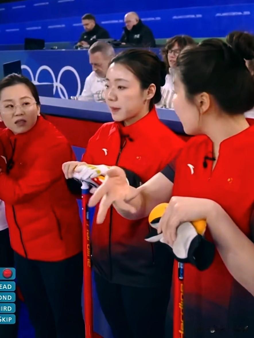 面对实力强劲的瑞士队，中国女子冰壶队前6局打得有声有色，没想到分水岭出现在第7局