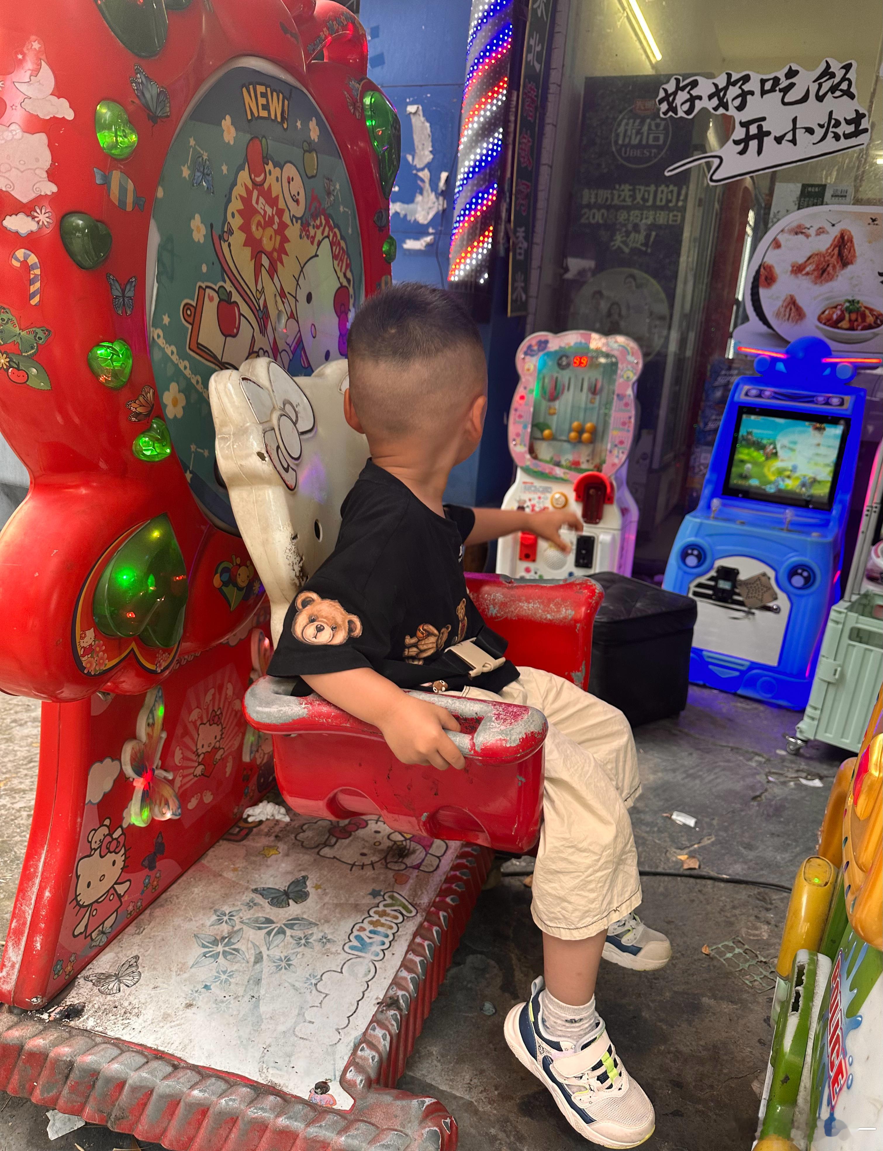 今天心血来潮想起来要坐摇摇车从小到大比姐姐坐的少多了除了玩具似乎什么对什么都没有