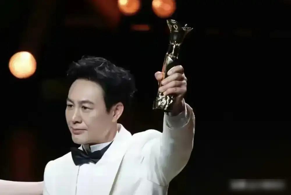 大器晚成年近五十岁的张颂文终于得奖了，实至名归啊，是金子总会发光，不分早晚。善良