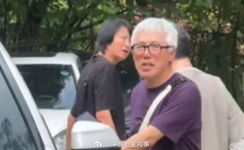 张宇方回应白发经纪人谈张宇近况 据台媒，近日张宇被网友偶遇，他一头白发、身形清瘦