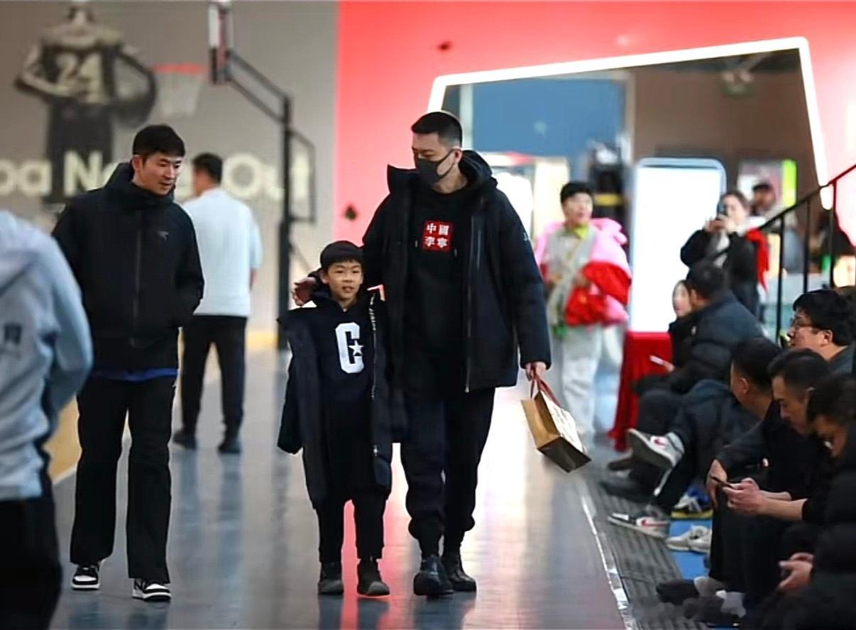 辽宁男篮杨鸣 杨导今天带儿子去了梅奥的训练营。 