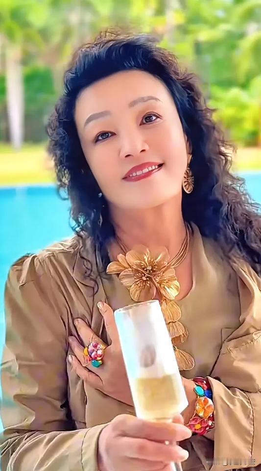 享受片刻的宁静！兰姐和儿媳妇的下午茶，漂亮的婆媳俩和睦相处[赞][赞]祝福你们越