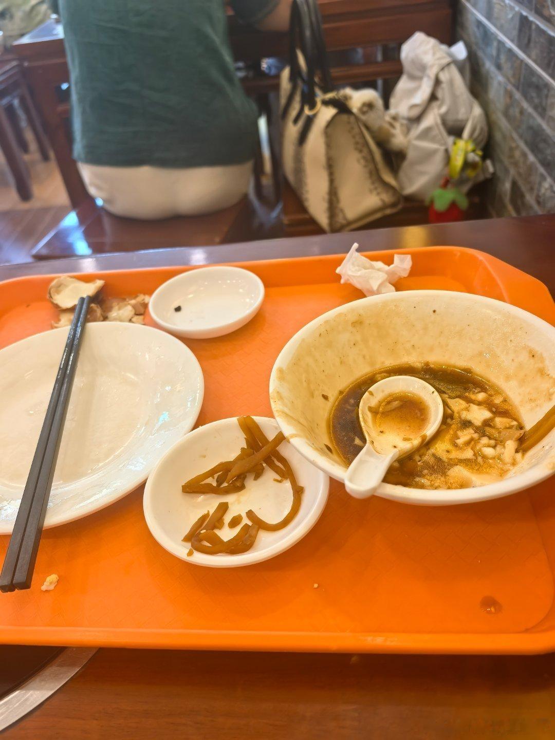 好不好吃，就看有没有剩下就知道了，糖油饼、豆腐脑、鸡蛋、咸菜。 北京·护国寺小吃