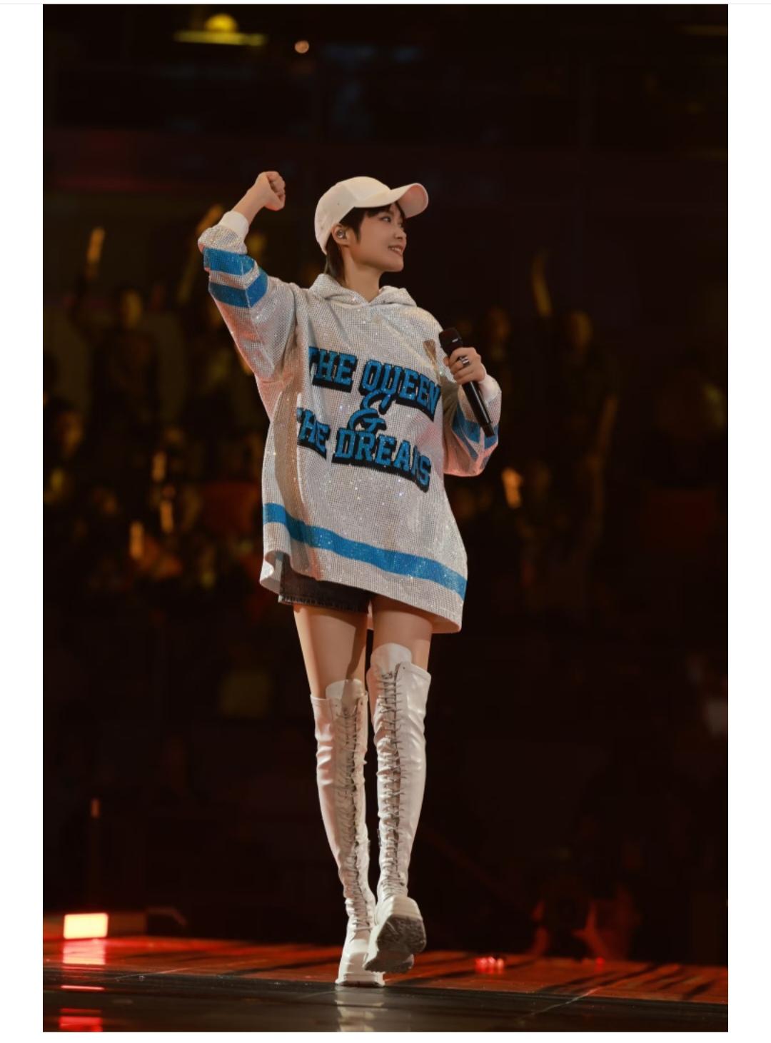 李宇春，脚上这鞋好酷，这么多鞋带穿起来🙅费劲吗？