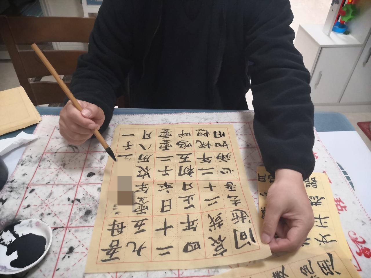 五一放假在家，我的博士老公又在诗意大发，拿着毛笔和墨汁在飞舞着书法。


我这位