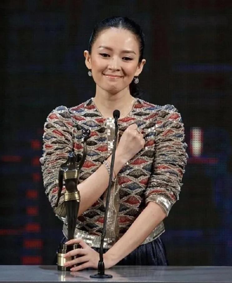 章子怡站在领奖台上，台下坐着张艺谋。全场都在等她感谢恩师，她却说：如果没有张艺谋