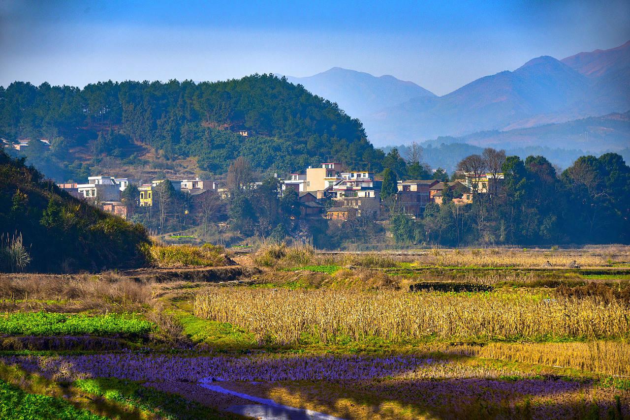 农村自建房的优势在哪里
 
在许多人眼里，农村自建房不仅是一座房子，更是一种生活