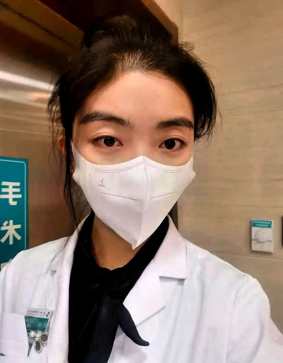 上海一位三甲医院的女医生，进手术室前，居然当着患者家属的面，术前收下患者家属红包