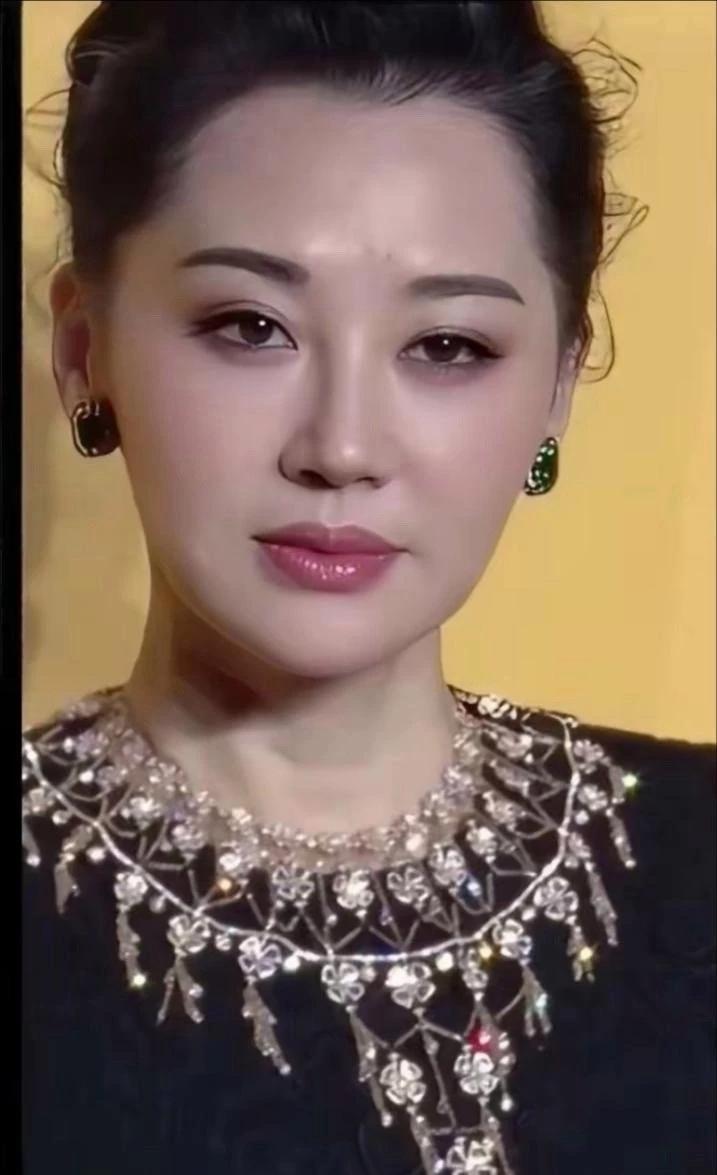 真不敢相信，这是55岁的许晴！这姐姐看起来气质超好，状态也超棒，你们觉得她美不美