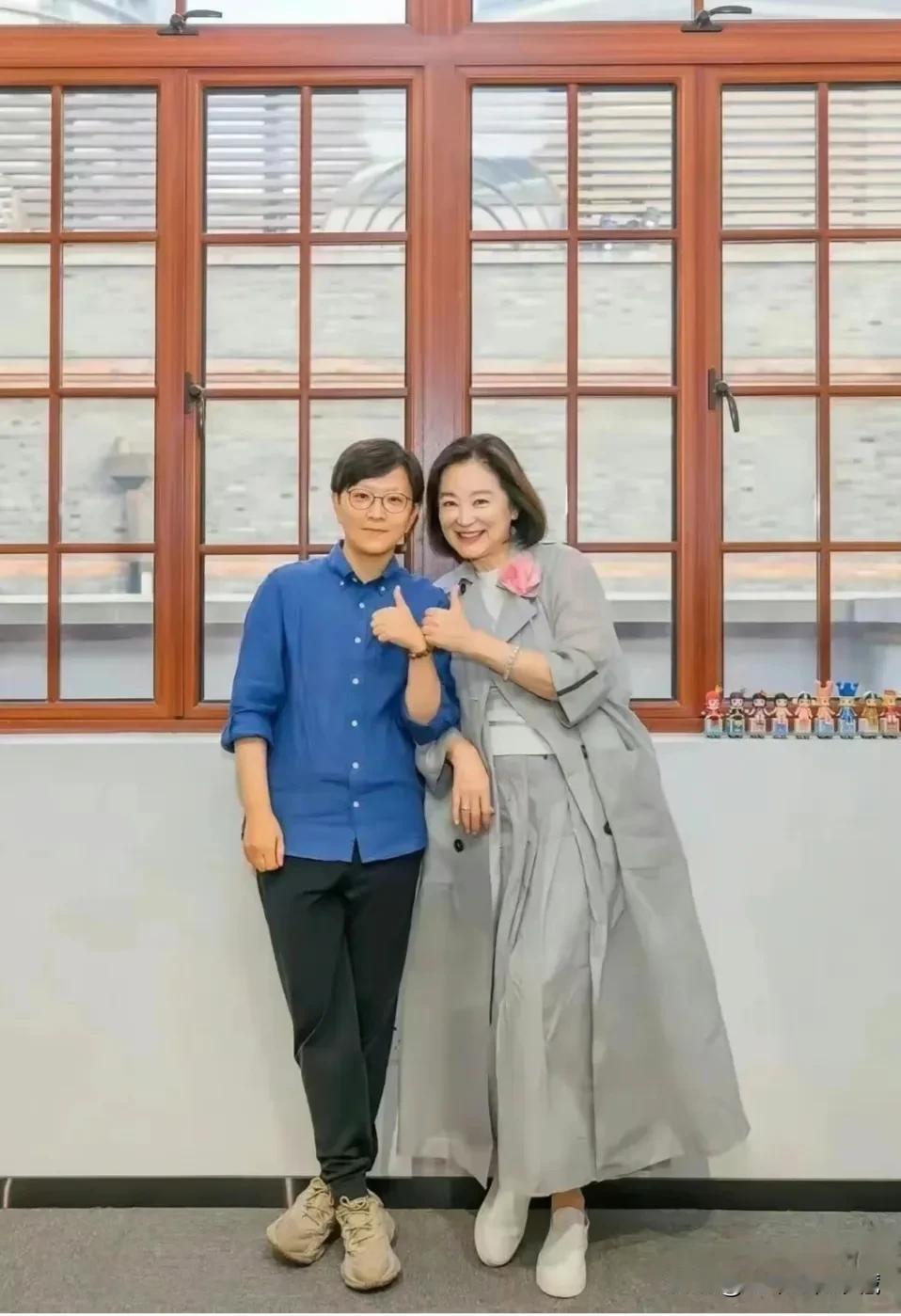 70多岁的林青霞依然美如仙子！灰色风衣内搭白色小衫，同色系长裙，脚上一双小白鞋，