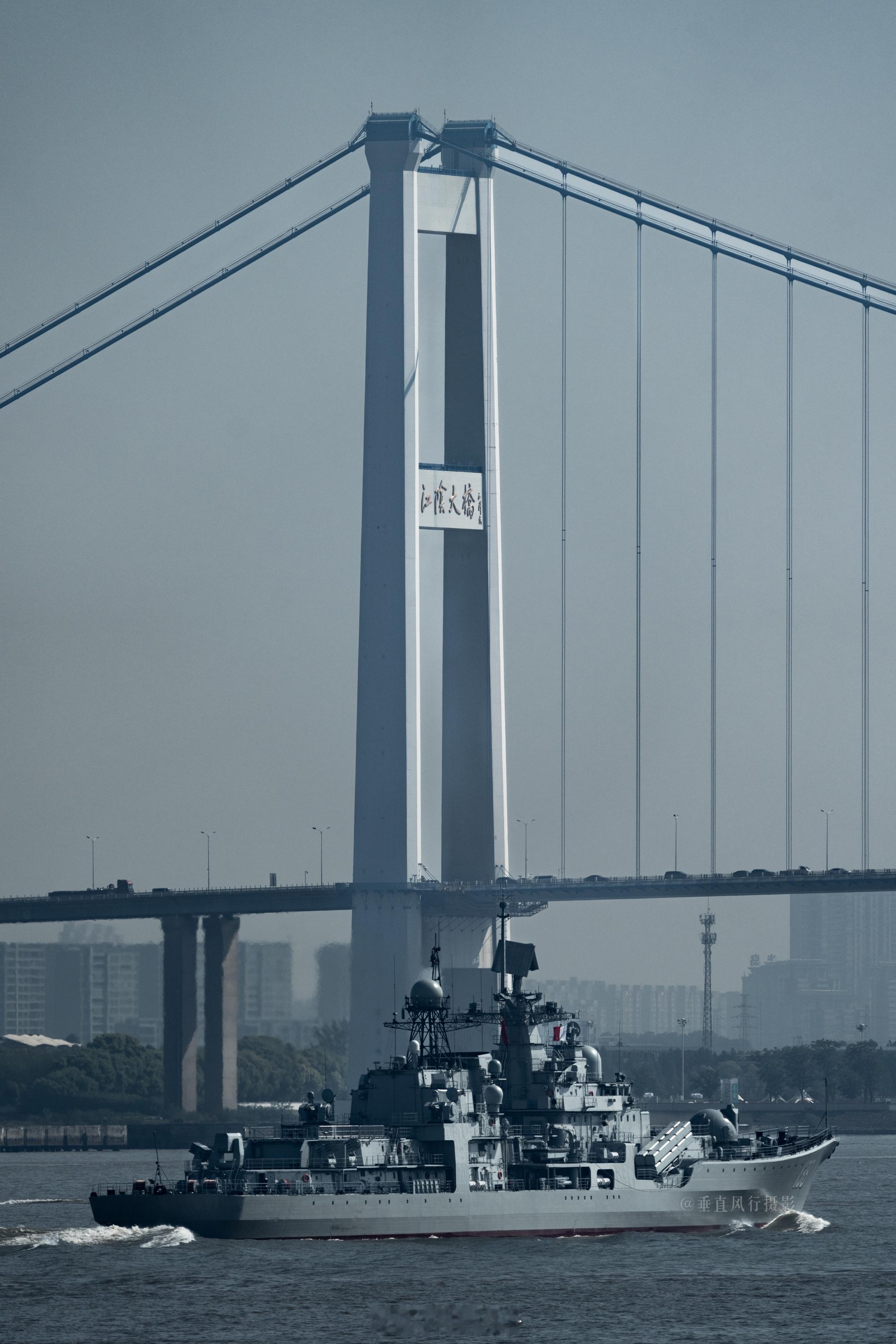 是他题的桥名，“为建设具有强大综合作战能力的现代化海军而奋斗”，也是他题的中国海