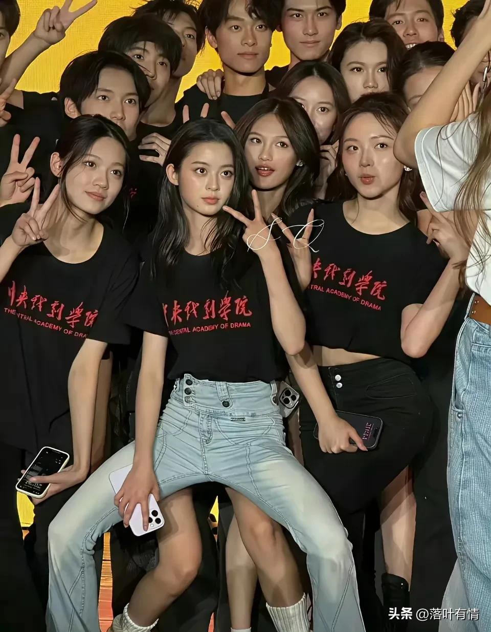 黄杨钿甜在中戏迎新晚会上大跳女团舞蹈，台下男生惊叫连连，
似乎之前的“天价耳环”