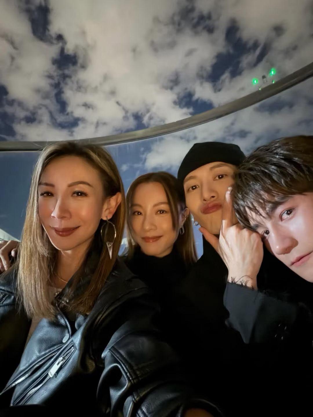 和儿时的女神合影啦。