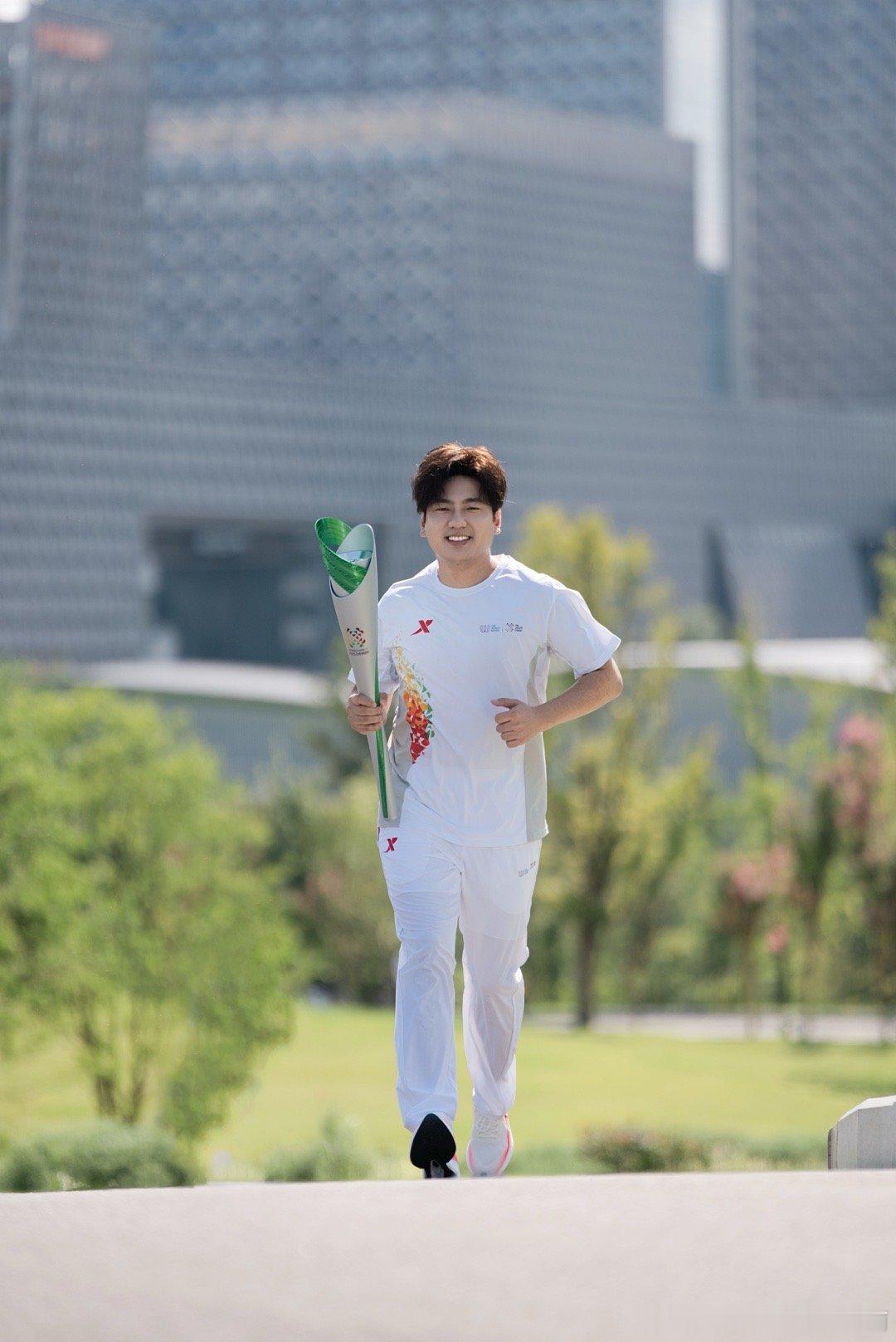 海来阿木当世运会火炬手很自豪海来阿木担任成都世运会火炬手海来阿木担任成都世运会火