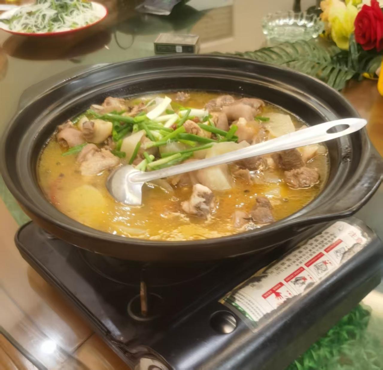 结婚请客，最底层的真相，你知道吗？

亲戚家孩子结婚，有人送来两百元钱，一家来五